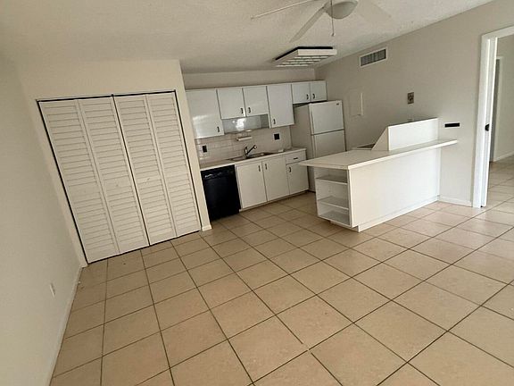 5th image of 633 Executive Center Drive #L202