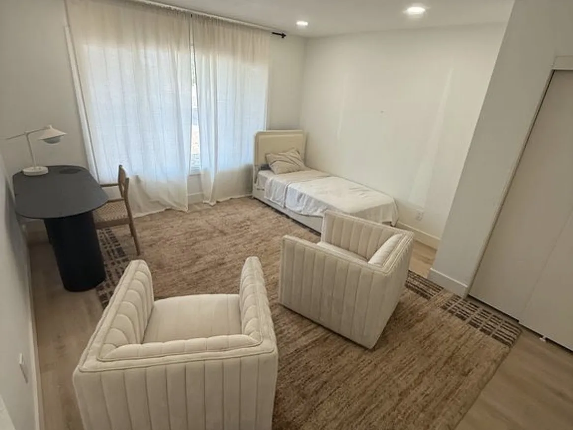 2 bed, 3.0 bath, 2600 sqft, $900 — Photo 2