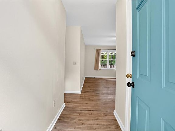 3rd image of 2387 Woodridge Dr