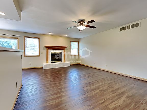 3rd image of 71 Thornhill Dr