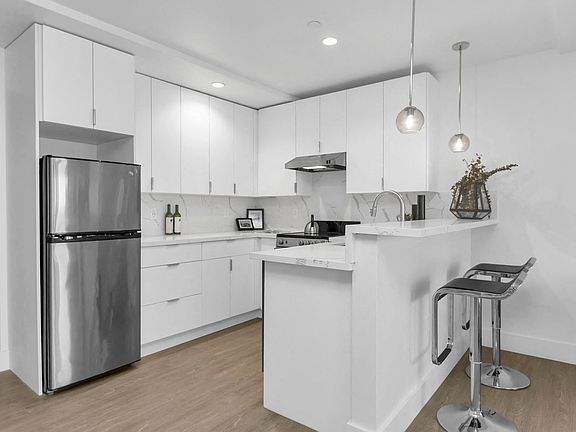 5th image of 1064 Dolores St #15