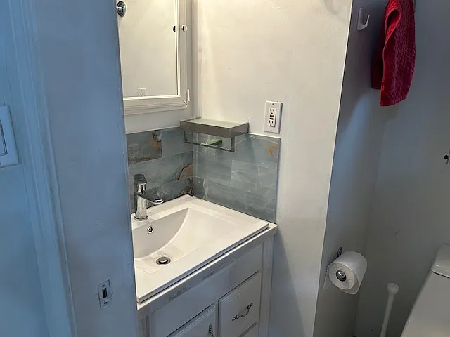 2 bed, 700 sqft, $2,300 — Photo 3