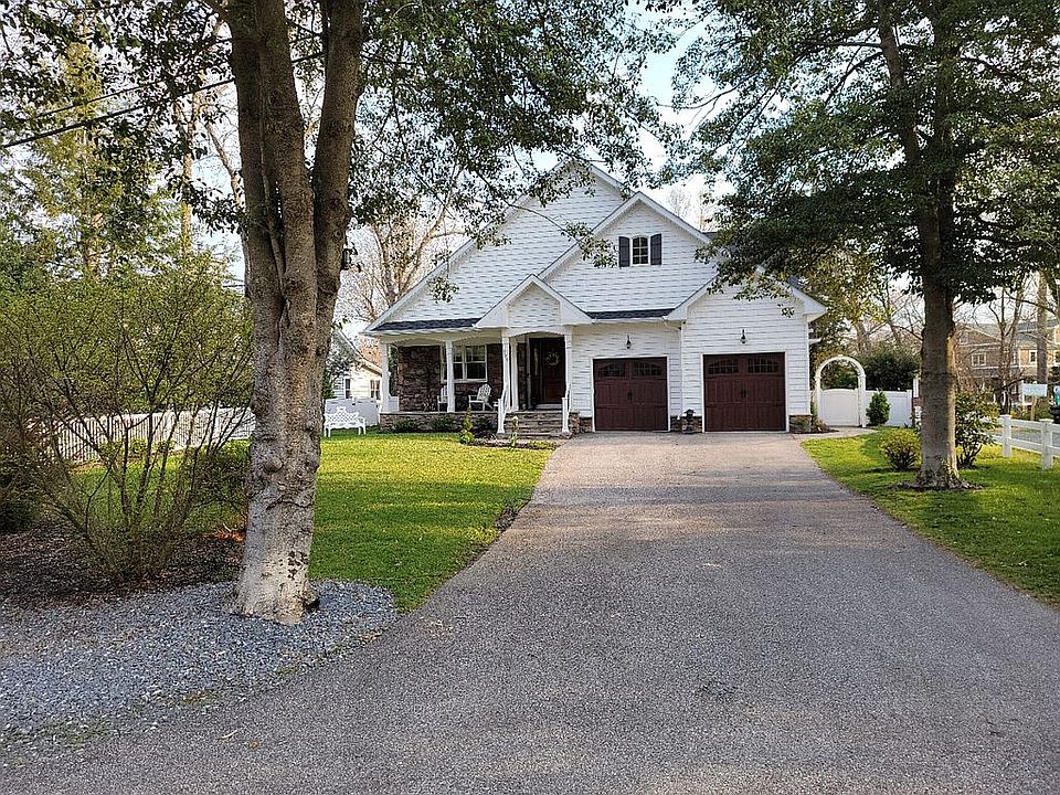 1st image of 726 Oak Grove Cir