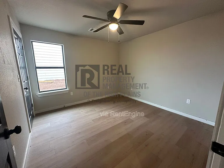 4780 Clive Ave #3 — Photo 3