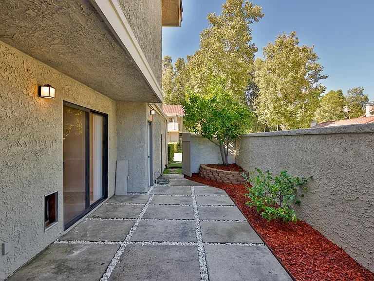 1061 Thistlegate Rd — Photo 4