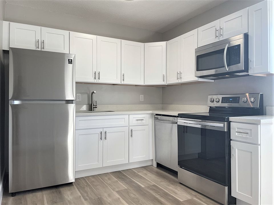 1st image of 1400 NE 10th Ave APT 4