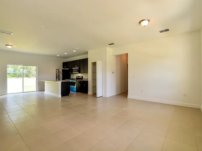 16673 SW 21st Cir — Photo 2
