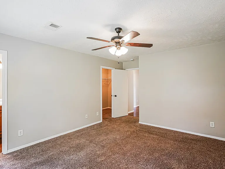 2735 Sutherland Dr — Photo 9