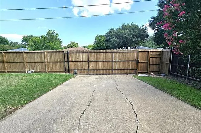 1400 Oakhill Drive — Photo 2