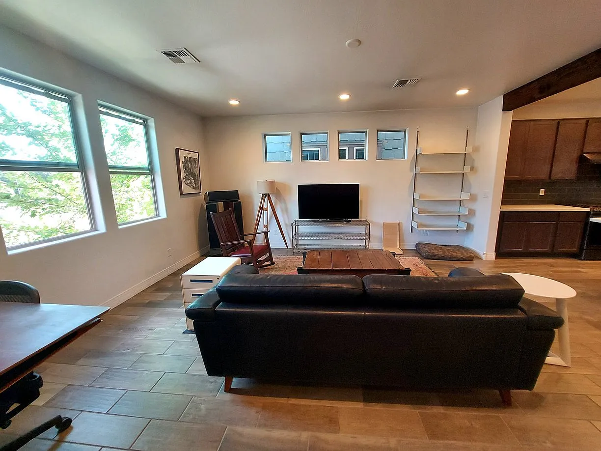 4 bed, 3.5 bath, 2701 sqft, $3,200 — Photo 4