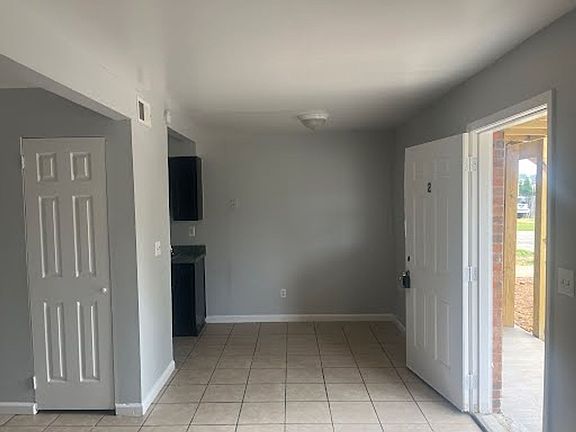 2nd image of 306 Elmwood Dr APT 2