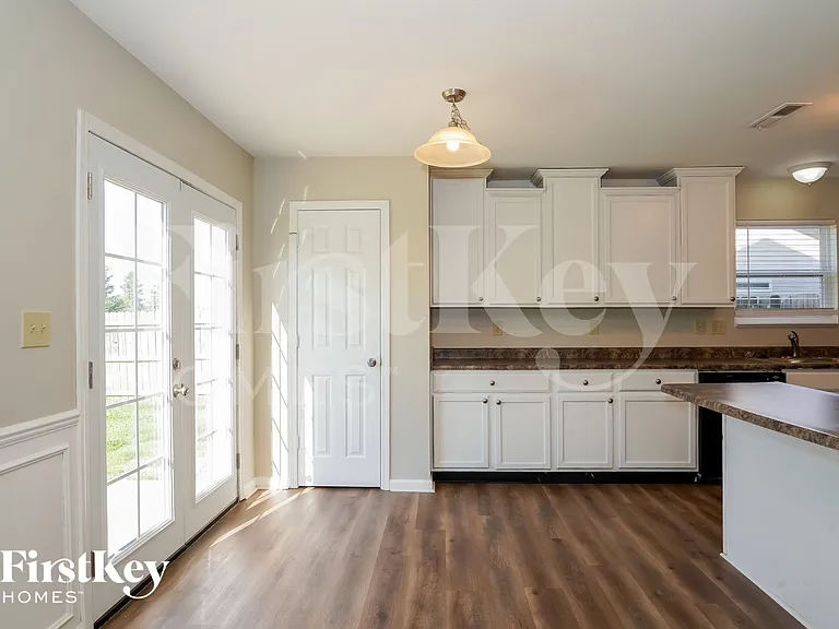 2217 Hampton Dr — Photo 4