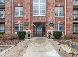 5649 S Cass Ave APT 305, Westmont, IL 60559