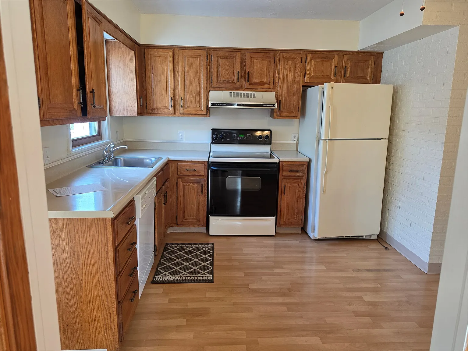 4 bed, 2.0 bath, 1676 sqft, $1,850 — Photo 2