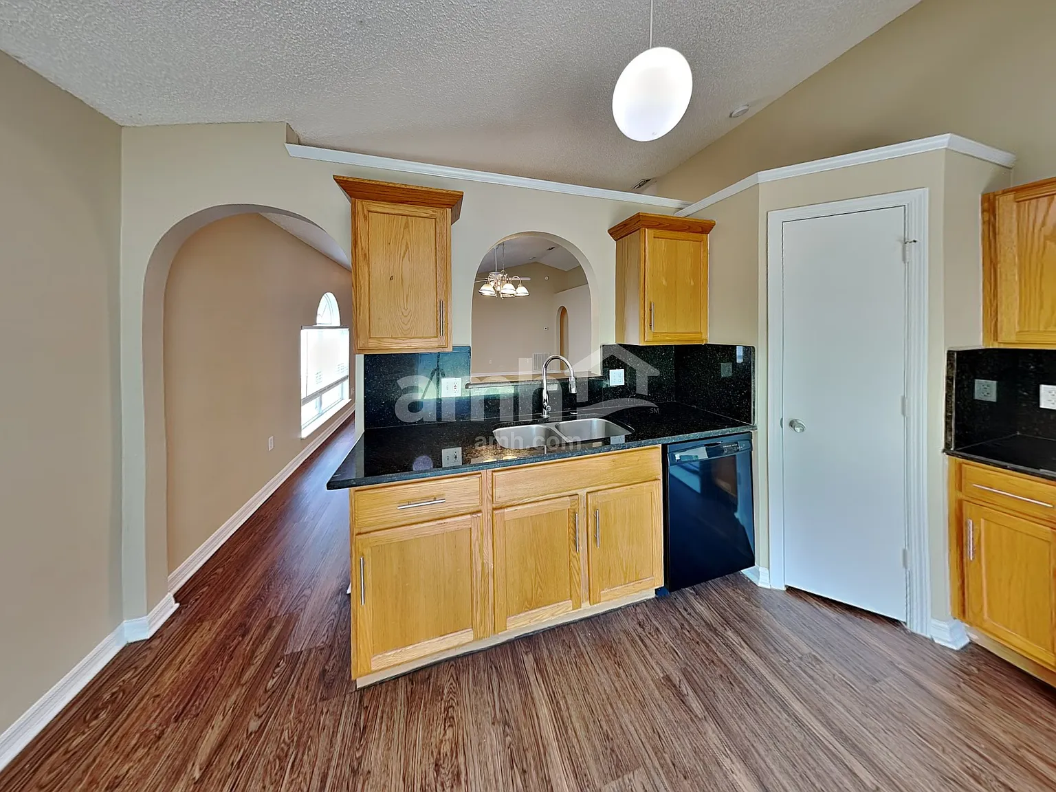 3 bed, 2.0 bath, 1292 sqft, $2,115 — Photo 4
