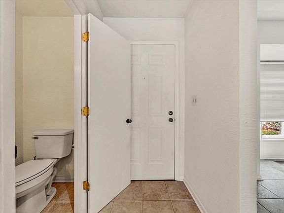 3rd image of 3557 Londonderry Ln