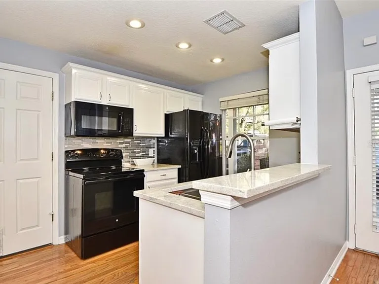 1042 N Hampton Ave — Photo 11