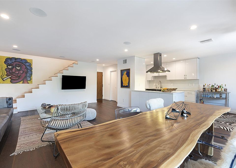 1st image of 4425 Whitsett Ave Unit 220