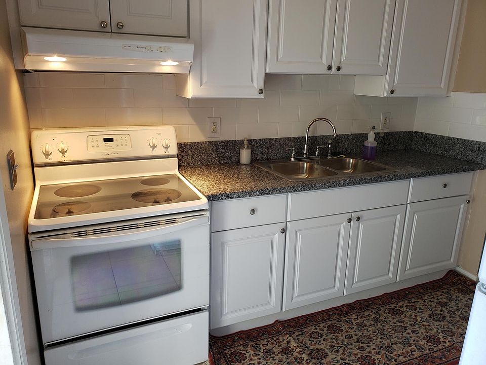 Newly Remodeled Kitchen with Granit Top Countertop