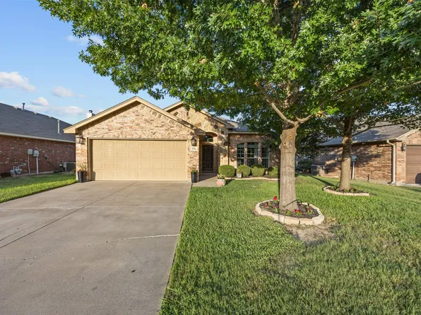 221 Spring Hollow Dr, Saginaw, TX 76131