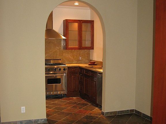 3rd image of 828 N Hudson Ave APT 101