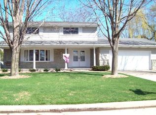 1330 N Briarcliff Dr, Appleton, WI 54915