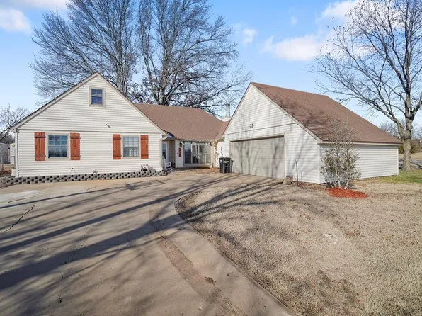 512 Westwood Dr, Coffeyville, KS 67337