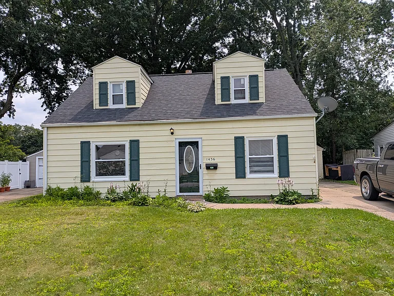 1436 Curtis Ave — Photo 1