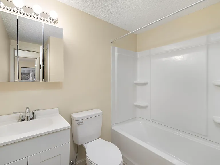 East Bay Apartments — Photo 16