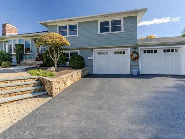 222 Glen Hills Dr, Cranston, RI 02920