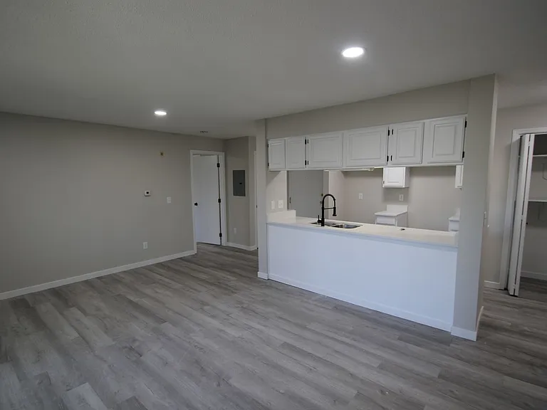 36 Plex - Village Green Apartments — Photo 24