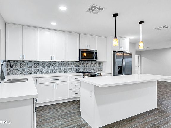 3rd image of 10602 W CUMBERLAND Drive