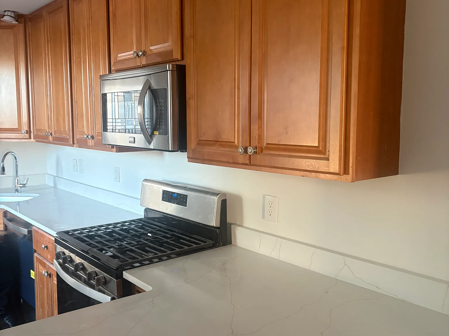 3 bed, 1.5 bath, 1067 sqft, $2,200 — Photo 3