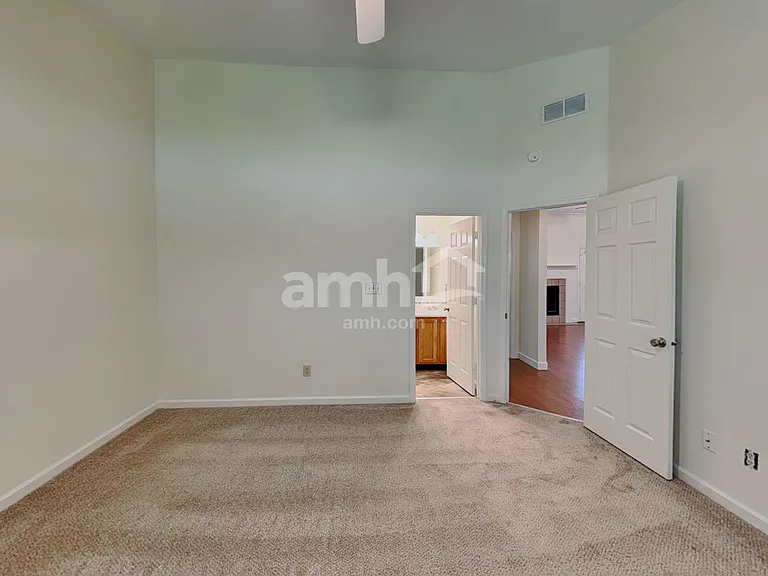 559 Prince Dr — Photo 10