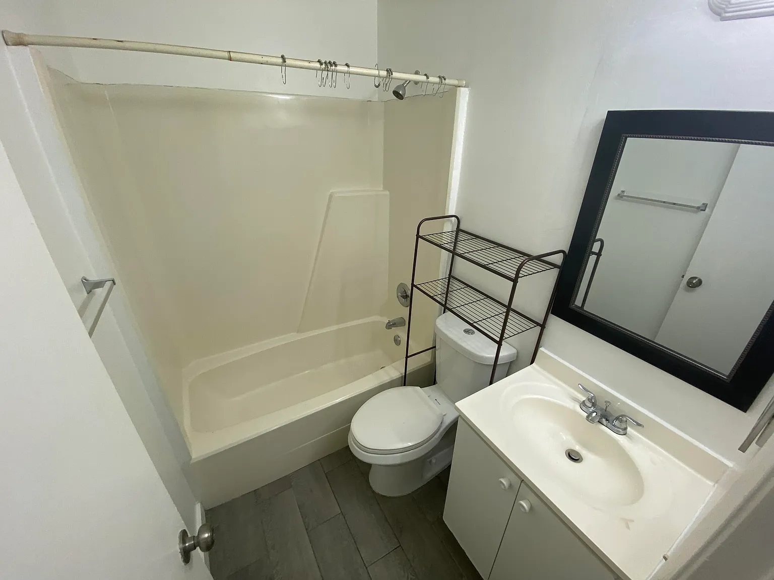 2 bed, 1.0 bath, 3554 sqft, $2,400 — Photo 4