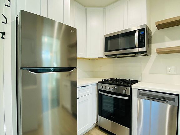 3rd image of 2224 Oak St #F