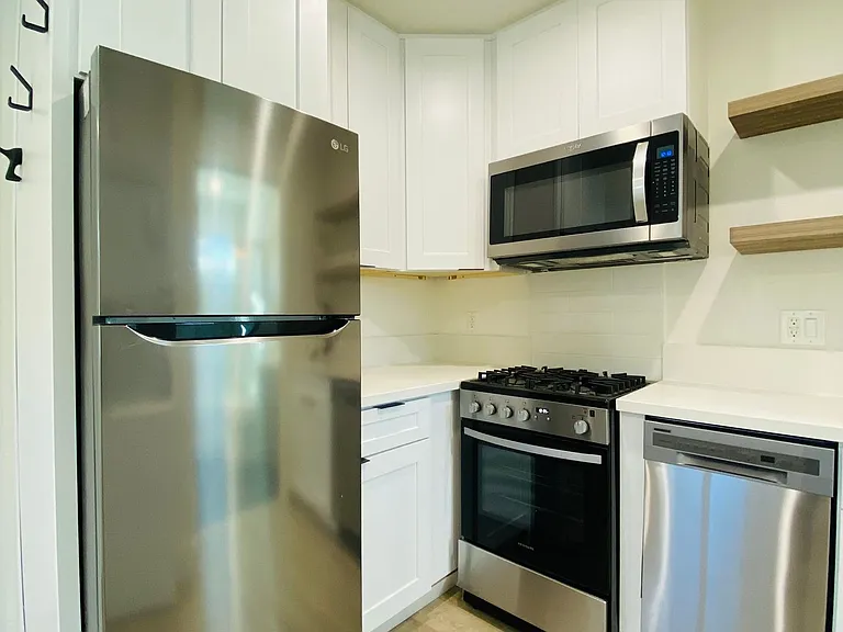 2224 Oak St — Photo 3