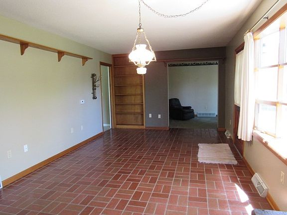 3rd image of 105 El Camino Real