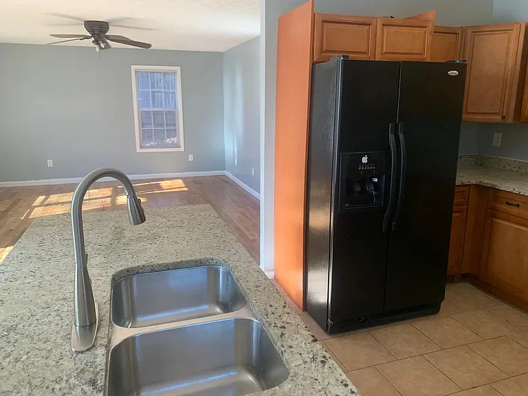 194 Lake Dr — Photo 3