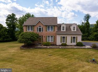 28 Meadow Ridge Rd, Temple, PA 19560