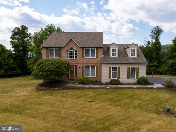 28 Meadow Ridge Rd, Temple, PA 19560