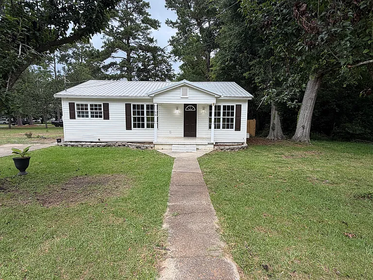 604 Strauss St — Photo 1