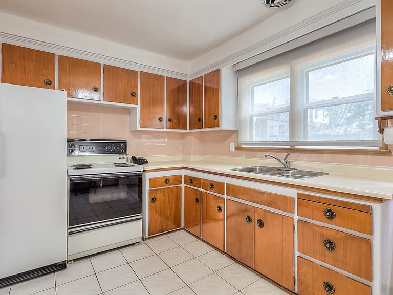85 Greenlaw Ave — Photo 9