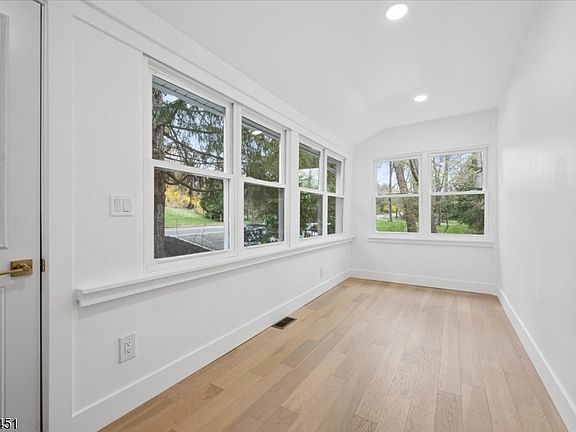 5th image of 686 Meyersville Rd