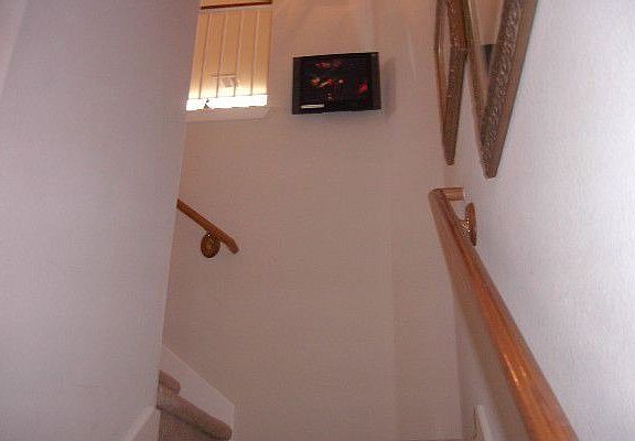 Entrance stairs to 2nd floor (carriage unit)