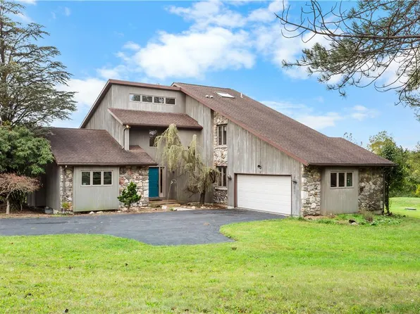 377 Farmhouse Ln, Wind Gap, PA 18091