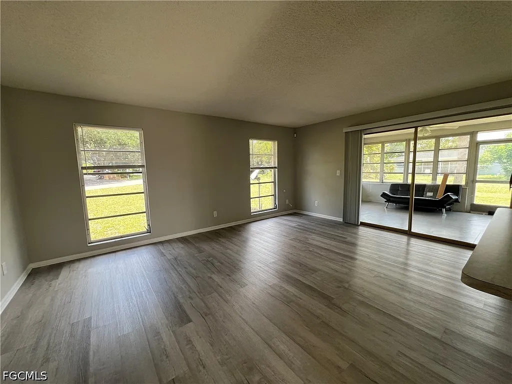 2 bed, 2.0 bath, 961 sqft, $1,350 — Photo 3