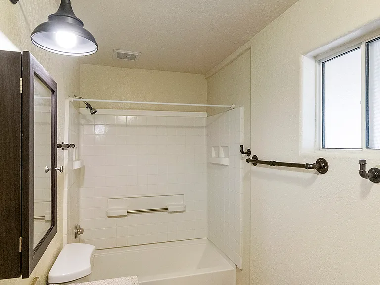 Main Bathroom with Tub/Shower