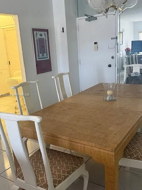 Hemispheres Condo — Photo 3
