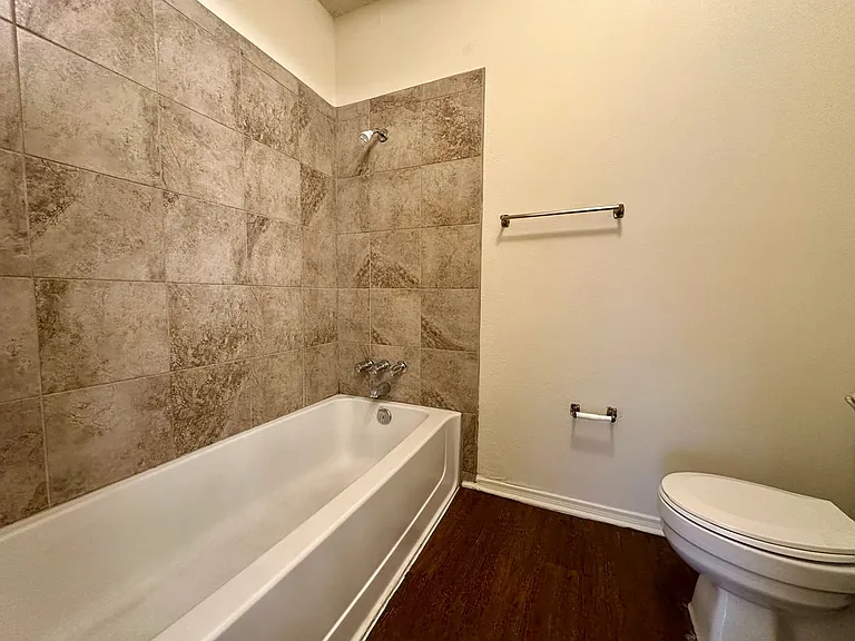 1404 Chapel Ridge Rd — Photo 8